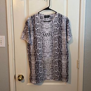 boohooMAN size medium basic tee in python pattern graphics
